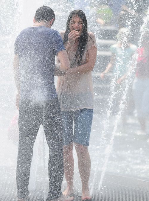 Roześmiana Holmes szaleje z chłopakiem w fontannie (FOTO) Roześmiana Holmes szaleje z chłopakiem w fontannie (FOTO)