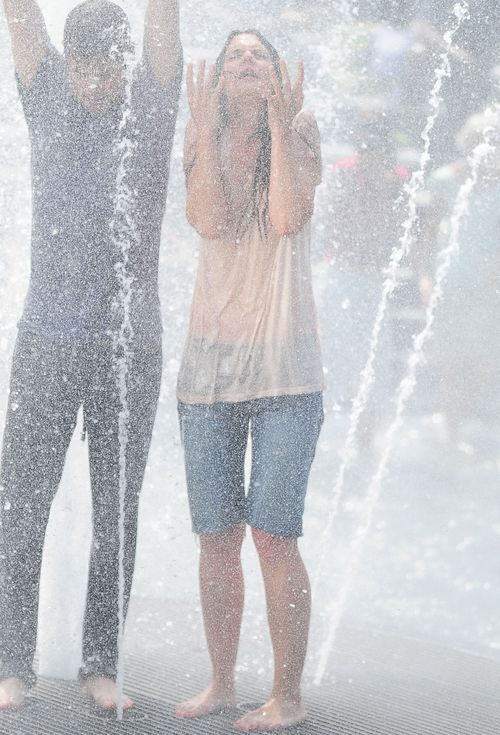 Roześmiana Holmes szaleje z chłopakiem w fontannie (FOTO) Roześmiana Holmes szaleje z chłopakiem w fontannie (FOTO)