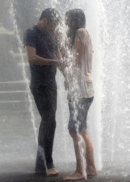 Roześmiana Holmes szaleje z chłopakiem w fontannie (FOTO) Roześmiana Holmes szaleje z chłopakiem w fontannie (FOTO)