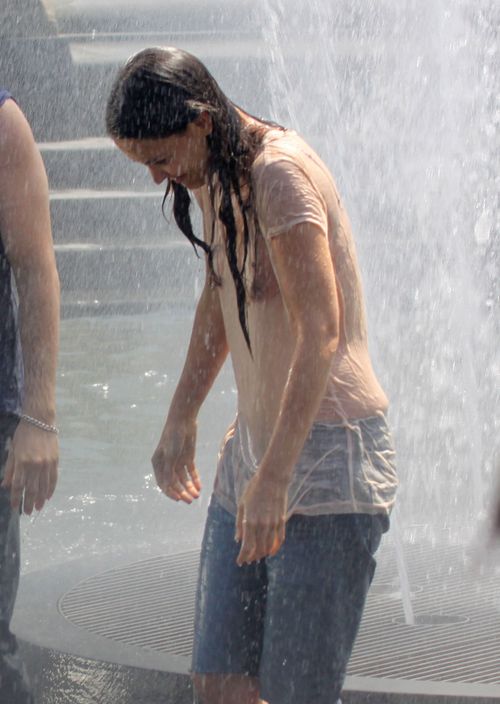 Roześmiana Holmes szaleje z chłopakiem w fontannie (FOTO) Roześmiana Holmes szaleje z chłopakiem w fontannie (FOTO)