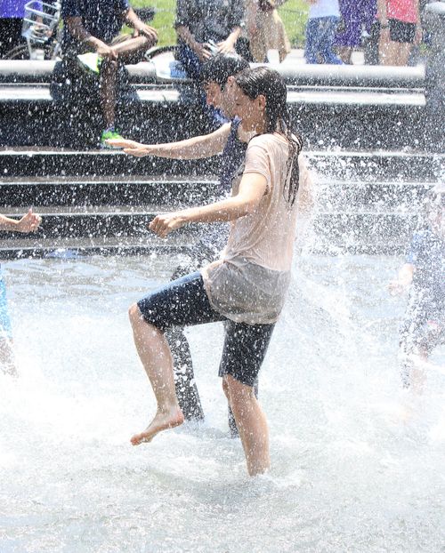 Roześmiana Holmes szaleje z chłopakiem w fontannie (FOTO) Roześmiana Holmes szaleje z chłopakiem w fontannie (FOTO)