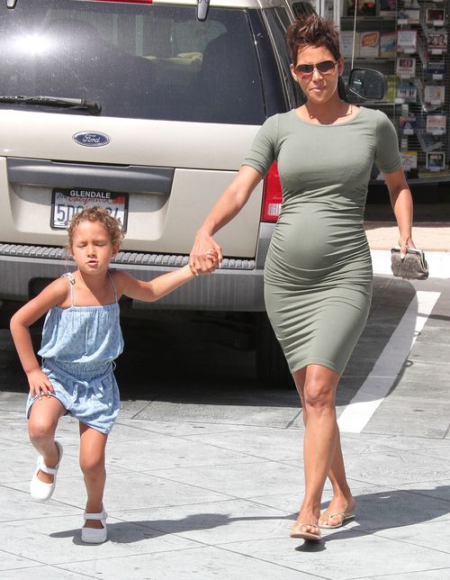 Aktorka w ciąży nie zaszyła się w domu (FOTO)