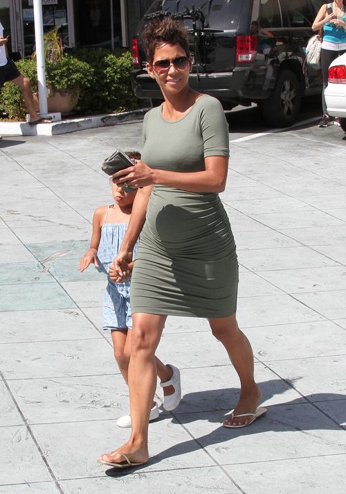 Aktorka w ciąży nie zaszyła się w domu (FOTO)