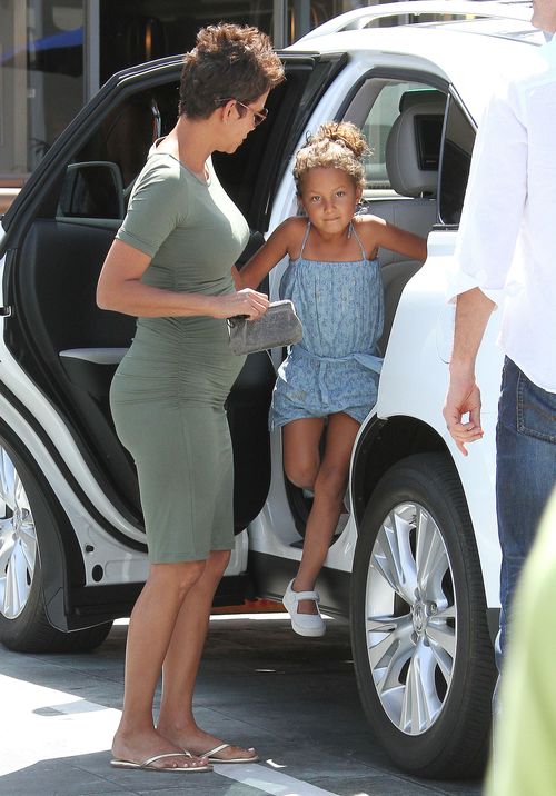 Aktorka w ciąży nie zaszyła się w domu (FOTO)