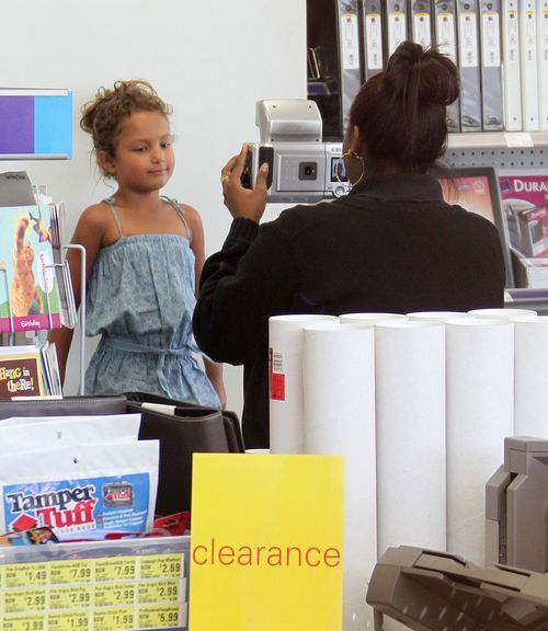 Aktorka w ciąży nie zaszyła się w domu (FOTO)