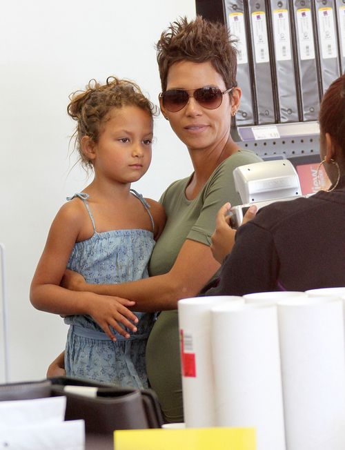 Aktorka w ciąży nie zaszyła się w domu (FOTO)