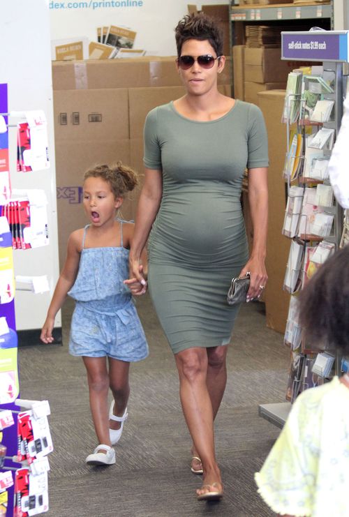 Aktorka w ciąży nie zaszyła się w domu (FOTO)