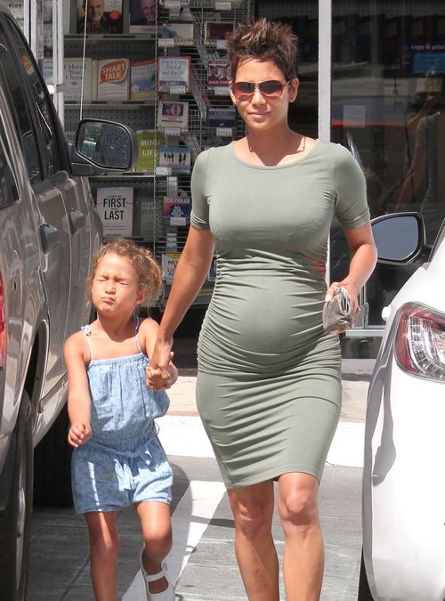 Aktorka w ciąży nie zaszyła się w domu (FOTO)