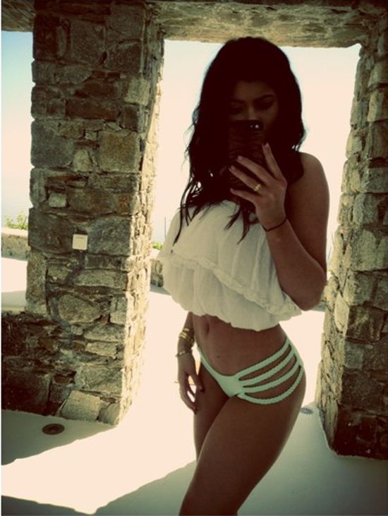 Siostra Kim Kardashian wypina pupę w bikini (FOTO)