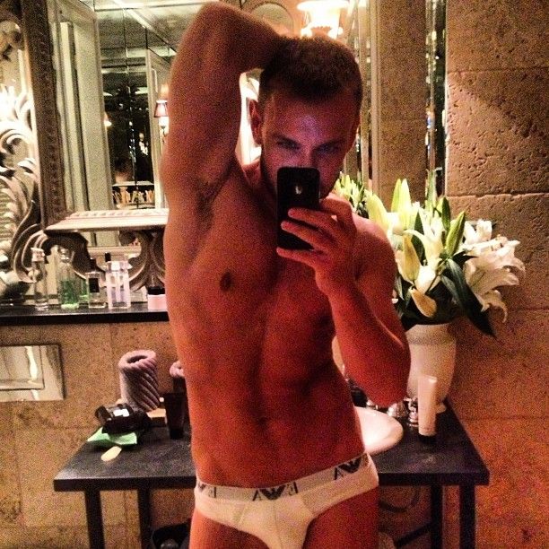 Polski projektant pokazał się w slipkach (FOTO)