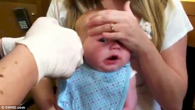 SZOK! Zrobiłabyś to swojemu dziecku?! Te kobiety nie widzą w tym nic złego!