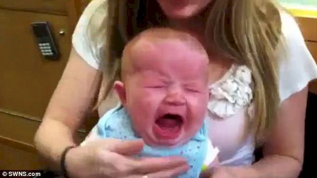 SZOK! Zrobiłabyś to swojemu dziecku?! Te kobiety nie widzą w tym nic złego!