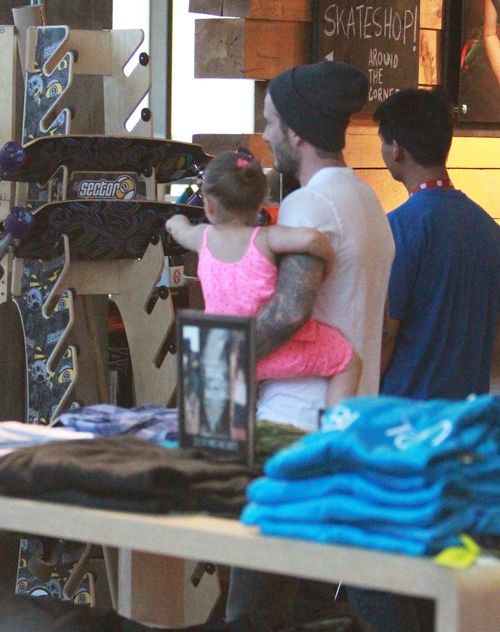 David Beckham na zakupach z dziećmi (FOTO) David Beckham na zakupach z dziećmi (FOTO)