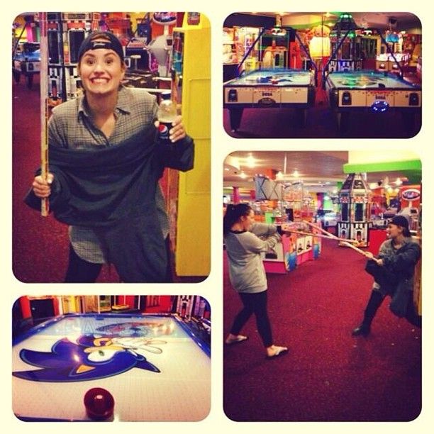 Demi Lovato szaleje w salonie gier (FOTO)