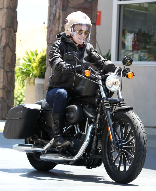 Poznajecie tę ostrą laskę na motocyklu? (FOTO) Poznajecie tę ostrą laskę na motocyklu? (FOTO)