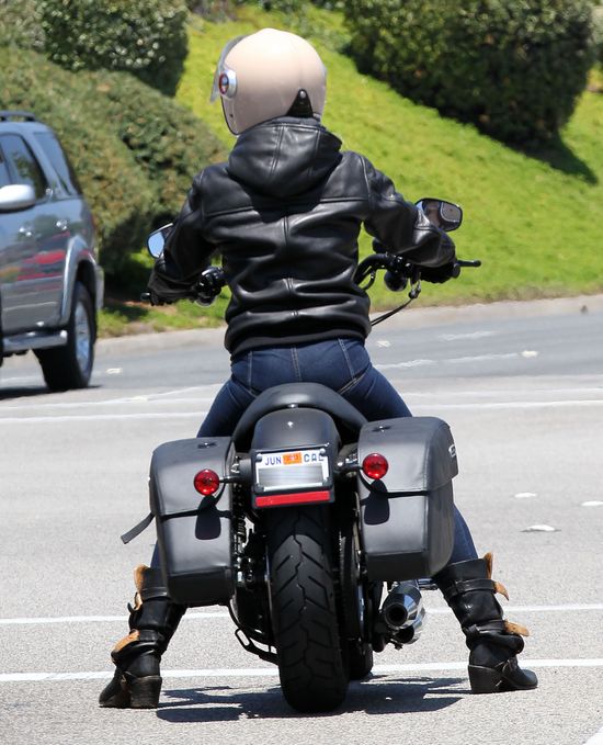 Poznajecie tę ostrą laskę na motocyklu? (FOTO) Poznajecie tę ostrą laskę na motocyklu? (FOTO)