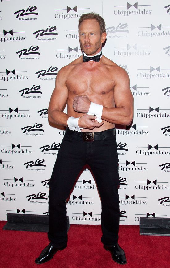 Gwiazda Beverly Hills 90210 debiutuje jako Chippendales