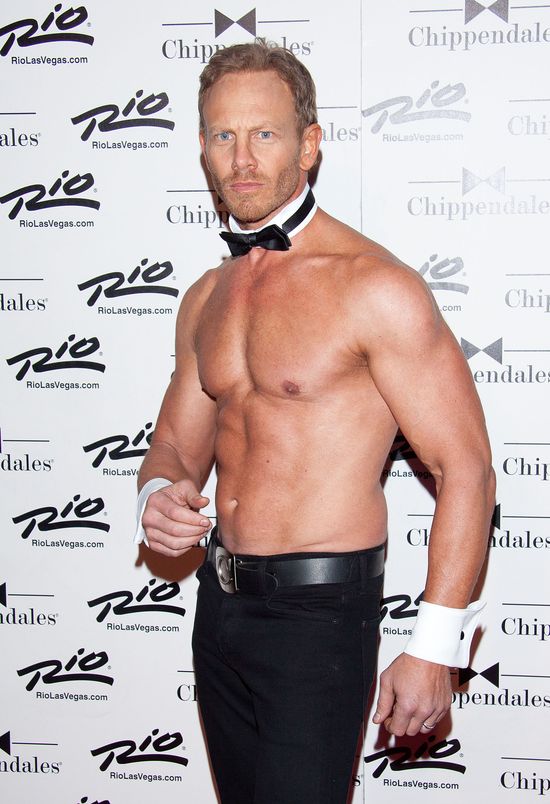 Gwiazda Beverly Hills 90210 debiutuje jako Chippendales