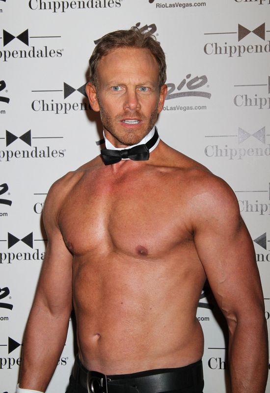 Gwiazda Beverly Hills 90210 debiutuje jako Chippendales
