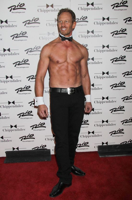 Gwiazda Beverly Hills 90210 debiutuje jako Chippendales