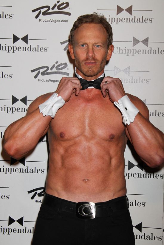 Gwiazda Beverly Hills 90210 debiutuje jako Chippendales