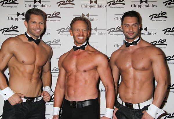 Gwiazda Beverly Hills 90210 debiutuje jako Chippendales