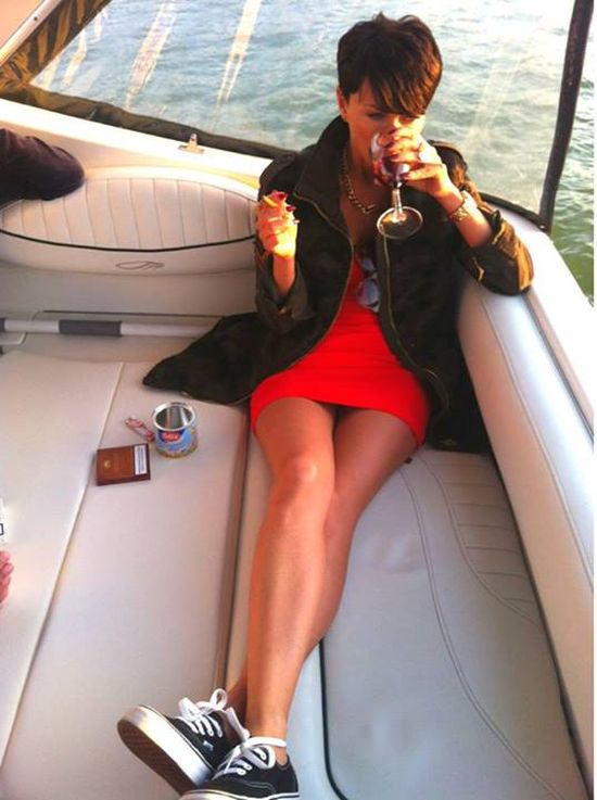 Paulla z półnagim mężem odpoczywa na łodzi (FOTO) Paulla z półnagim mężem odpoczywa na łodzi (FOTO)