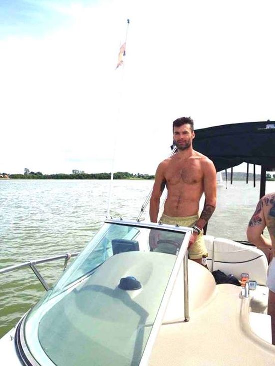 Paulla z półnagim mężem odpoczywa na łodzi (FOTO) Paulla z półnagim mężem odpoczywa na łodzi (FOTO)