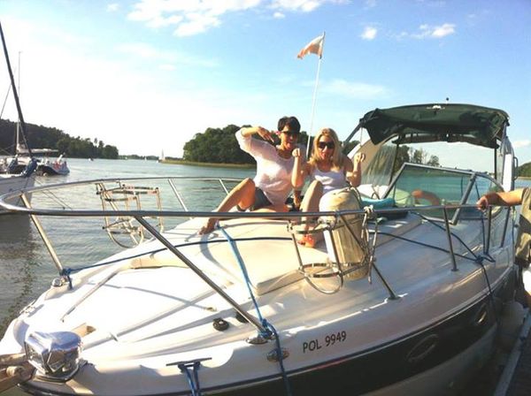 Paulla z półnagim mężem odpoczywa na łodzi (FOTO) Paulla z półnagim mężem odpoczywa na łodzi (FOTO)