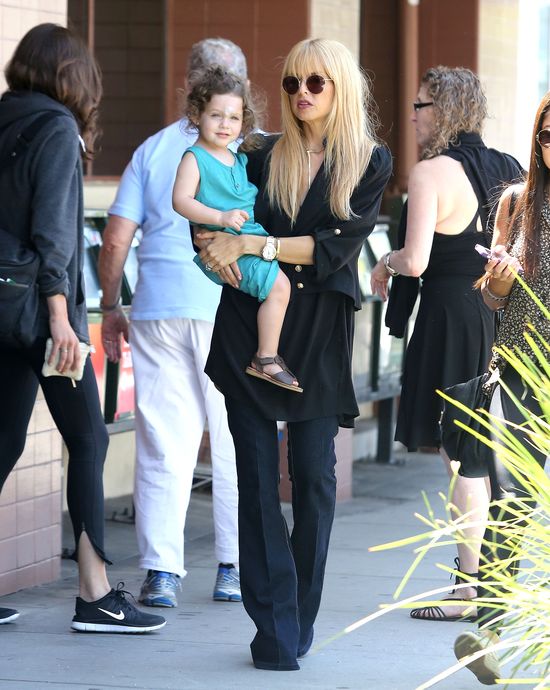 Ciężarna Rachel Zoe z synkiem na spacerze (FOTO)