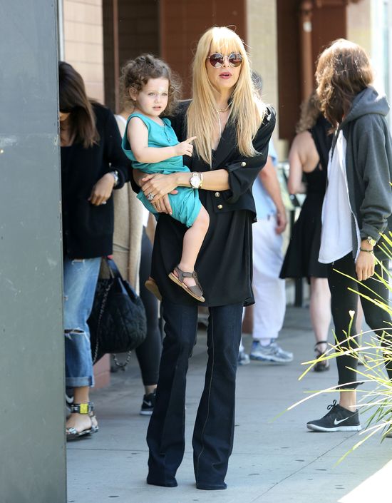 Ciężarna Rachel Zoe z synkiem na spacerze (FOTO)