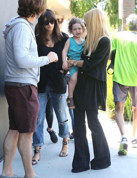 Ciężarna Rachel Zoe z synkiem na spacerze (FOTO)