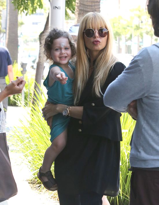 Ciężarna Rachel Zoe z synkiem na spacerze (FOTO)