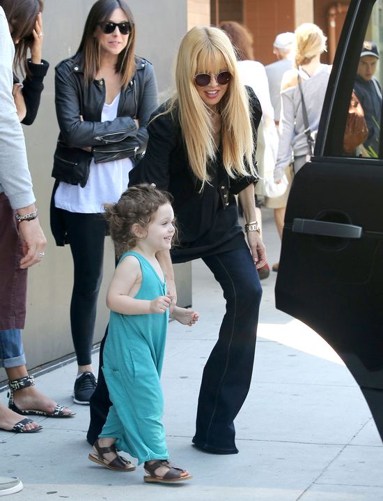 Ciężarna Rachel Zoe z synkiem na spacerze (FOTO)