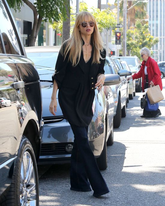 Ciężarna Rachel Zoe z synkiem na spacerze (FOTO)