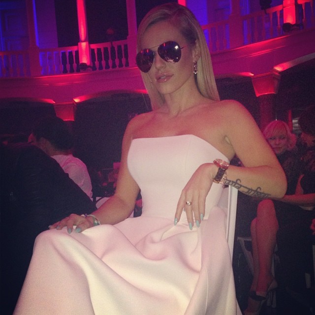 Anna Lewandowska w czarnej sukni na rozdaniu Róż Gali 2013 ( Anna Lewandowska w czarnej sukni na rozdaniu Róż Gali 2013 (