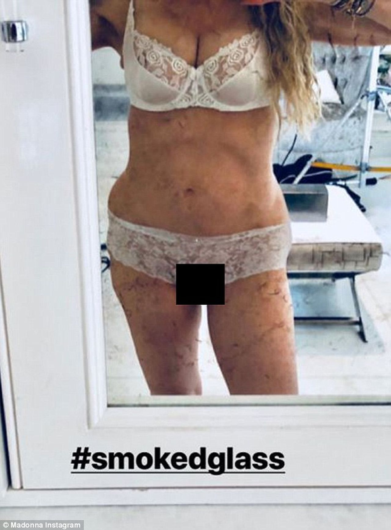 60-letnia Madonna pozuje przed lustrem w koronkowej bieliźnie