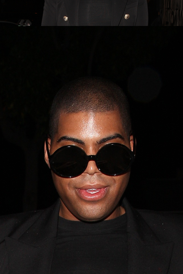 Syn Magica Johnsona w wysokich SZPILKACH przegina się przed restauracją