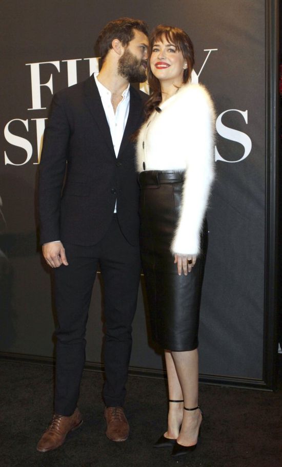 Dakota Johnson i Jamie Dornan obejmują się na salonach 