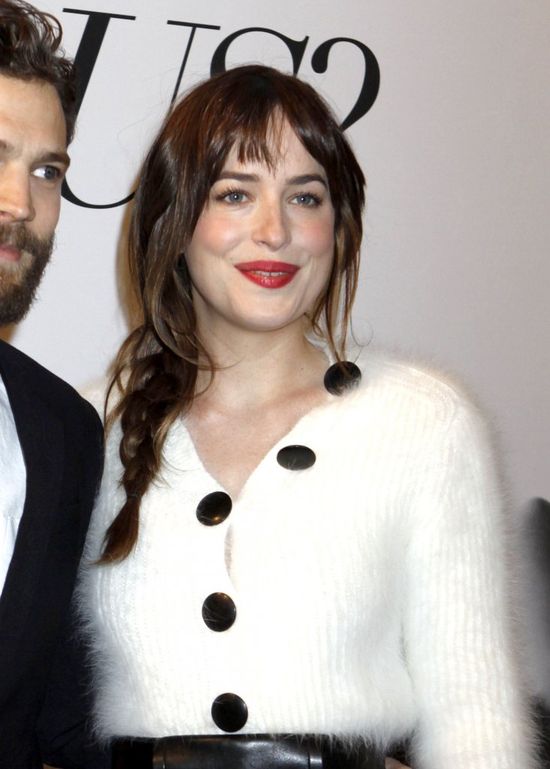 Dakota Johnson i Jamie Dornan obejmują się na salonach 