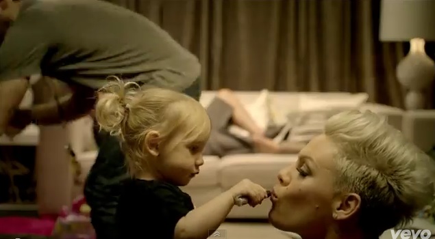 Pink w teledysku z córką i mężem - True Love (VIDEO)