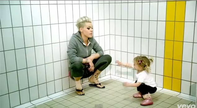 Pink w teledysku z córką i mężem - True Love (VIDEO)