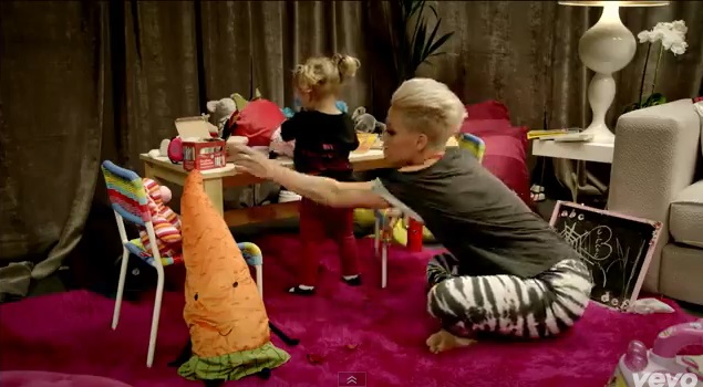 Pink w teledysku z córką i mężem - True Love (VIDEO)