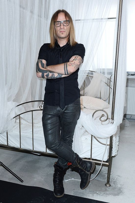 Który polski muzyk ma takie tatuaże na rękach? (FOTO)