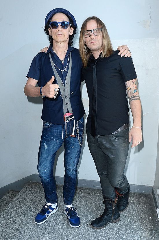 Który polski muzyk ma takie tatuaże na rękach? (FOTO) Który polski muzyk ma takie tatuaże na rękach? (FOTO)