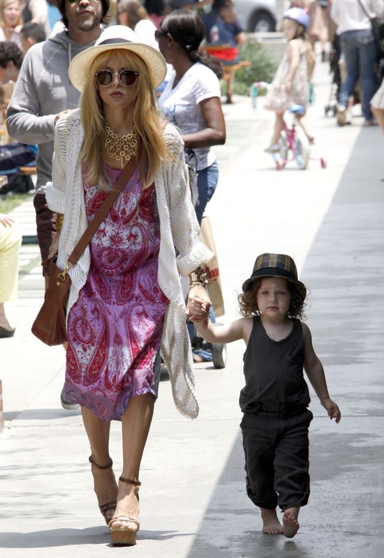 Stylowa mama w za małych butach, synek boso (FOTO)