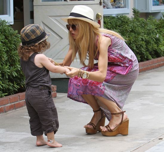 Stylowa mama w za małych butach, synek boso (FOTO)