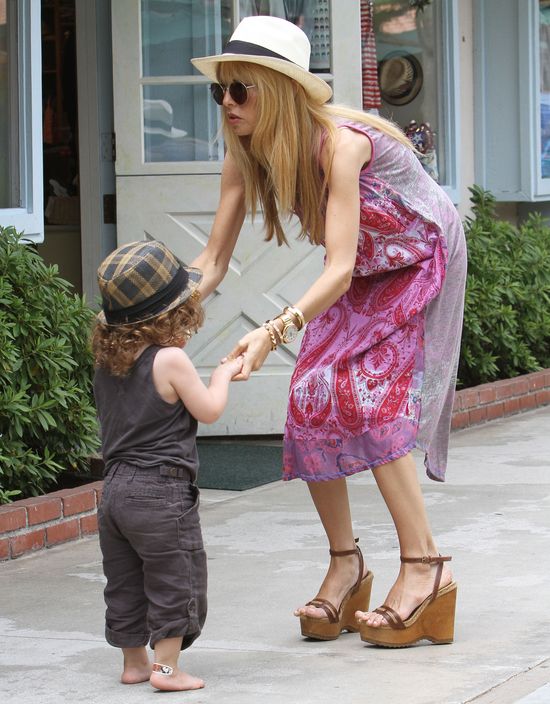 Stylowa mama w za małych butach, synek boso (FOTO)