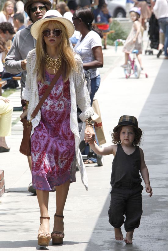 Stylowa mama w za małych butach, synek boso (FOTO)