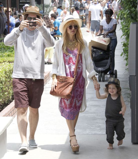 Stylowa mama w za małych butach, synek boso (FOTO)